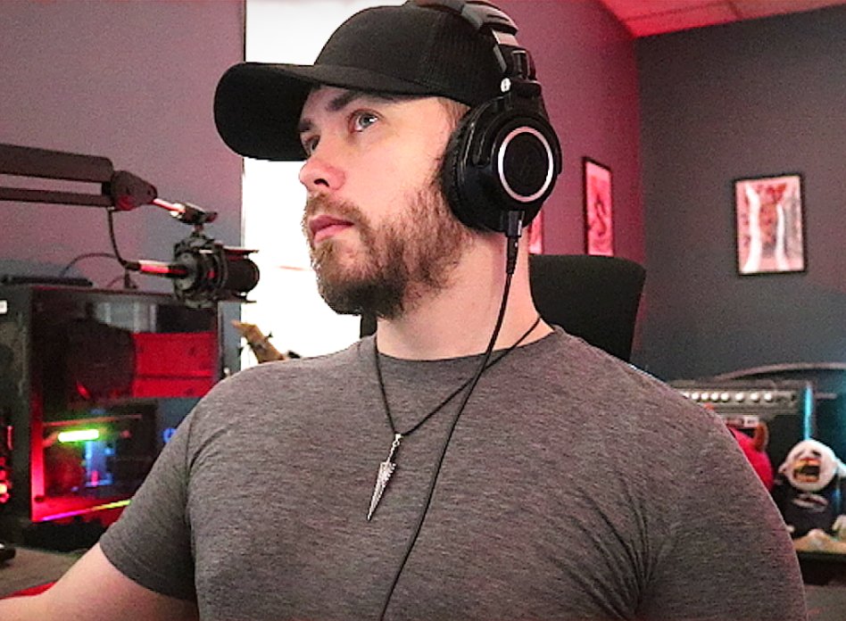 It's time for gamescom Opening Night Live, and I'm wearing my Hollow Knight necklace for that sweet sweet silksong reveal

Twitch.tv/BloodThunder