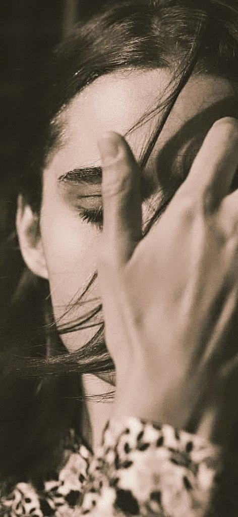 "No te rindas, por favor no cedas,
 aunque el frío queme,
 aunque el miedo muerda,
 aunque el sol se esconda 
 y se calle el viento, 
 aún hay fuego en tu alma, 
 aún hay vida en tus sueños".

         ~ MARIO BENEDETTI