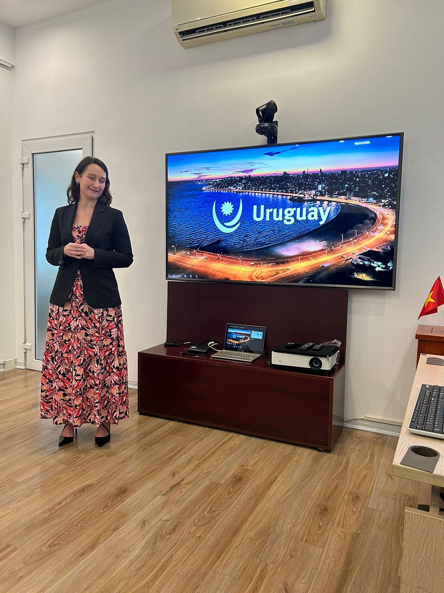 MartnMercado's tweet photo. Junto a @ValeCSU realizamos la presentación país a empresas de alimentos y TICs en @UruguayVN 
Gran entusiasmo y participación de empresas convocadas por @RaulPollak, @RAlonso96 
Uruguay se acerca al sudeste asiático. https://t.co/biZJTemLYj
