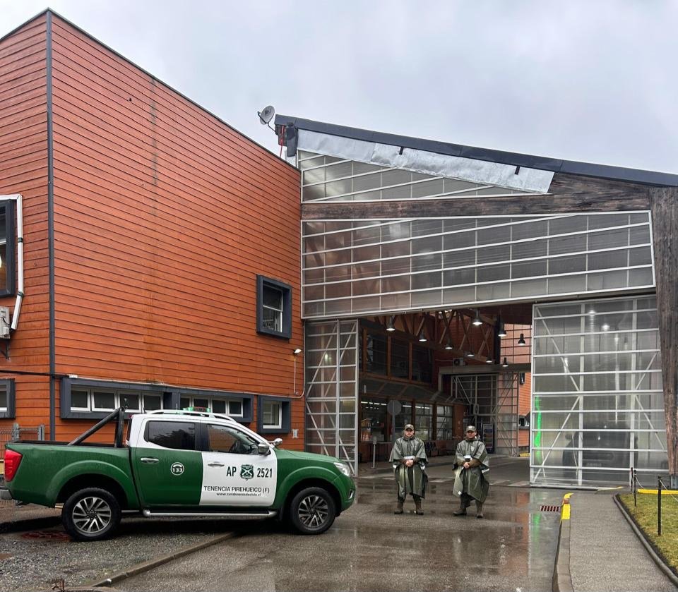 CarabLosRios's tweet photo. En Complejo Fronterizo #HuaHum, Carabineros de la Tenencia (f) de #Pirehueico despliegan controles vehiculares y a locales comerciales, marcando presencia policial en el puerto.
#LaPrevenciónEsNuestraEsencia https://t.co/5wJNupUMdv
