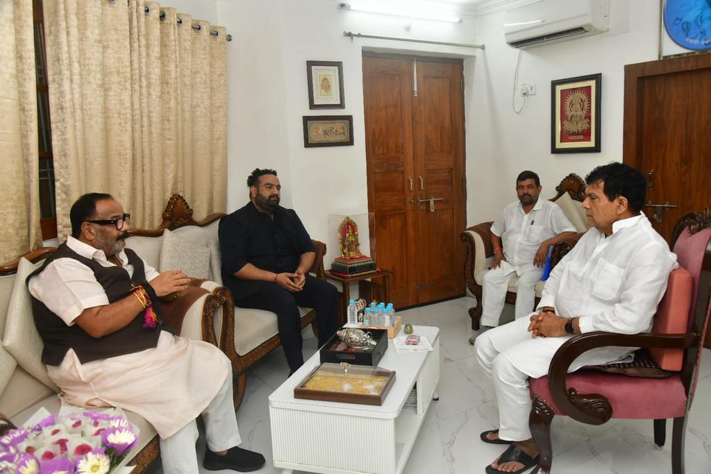 आज लखनऊ में उत्तर प्रदेश सरकार में मा० ऊर्जा एवं नगर विकास मंत्री श्री ए.के. शर्मा जी से शिष्टाचार भेंट कर कुशलक्षेम जाना । इस दौरान क्षेत्र के विकास कार्यों पर विस्तार से चर्चा हुई।
मा० मंत्री जी ने आश्वासन दिया कि सभी कार्य शीघ्र ही पूर्ण कराए जाएंगे।

<a href="/aksharmaBharat/">A K Sharma</a>