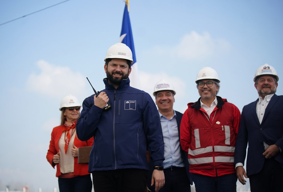 GobiernodeChile's tweet image. ¡Se inicia la construcción de la #Línea9 de @metrodesantiago! 🚇🚜

📍Desde La Pintana, el Presidente Gabriel Boric dio el vamos al proyecto que conectará por primera vez dicha comuna con la red subterránea, entregando una mejor calidad de vida a más de 2 millones de personas.