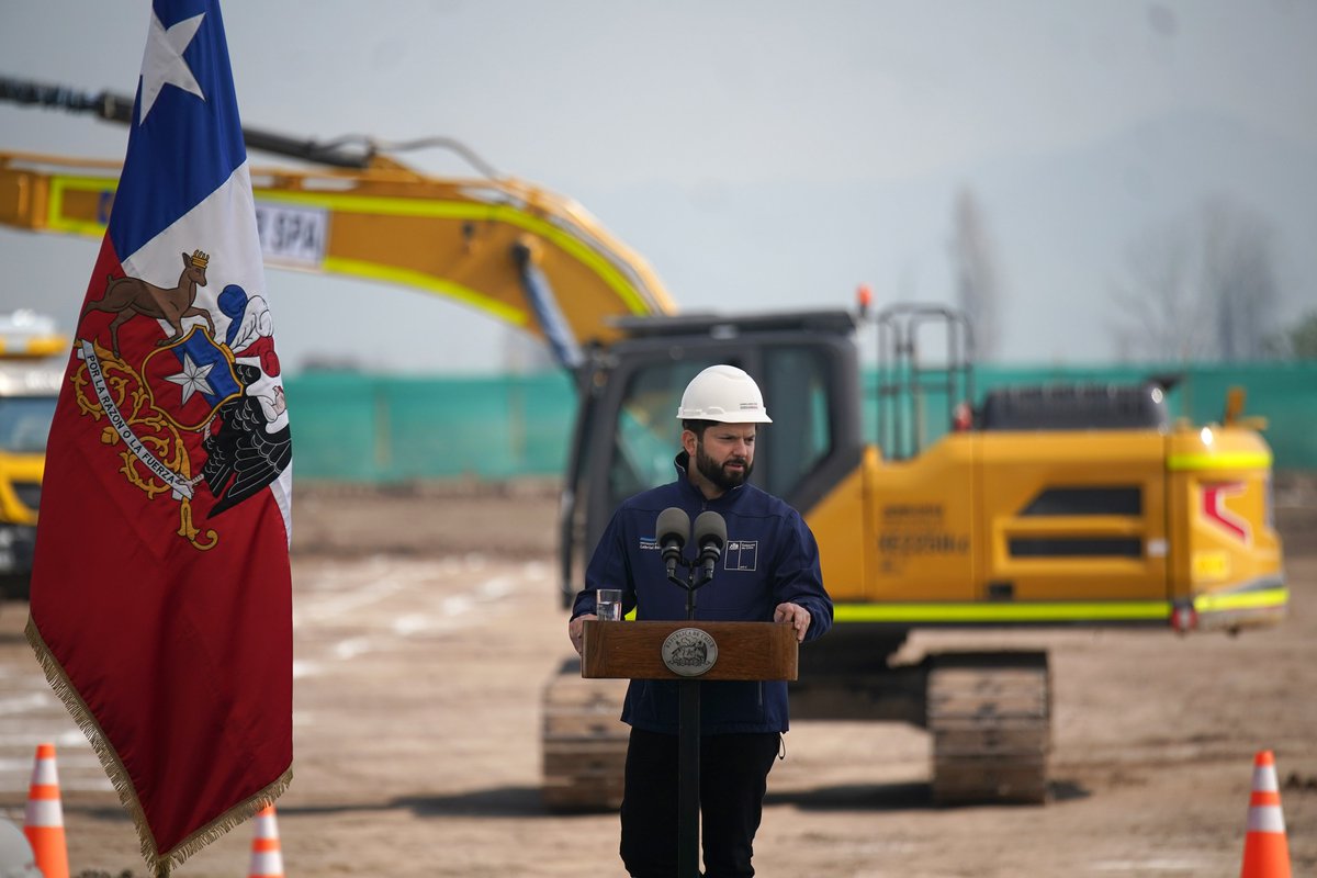 GobiernodeChile's tweet image. ¡Se inicia la construcción de la #Línea9 de @metrodesantiago! 🚇🚜

📍Desde La Pintana, el Presidente Gabriel Boric dio el vamos al proyecto que conectará por primera vez dicha comuna con la red subterránea, entregando una mejor calidad de vida a más de 2 millones de personas.
