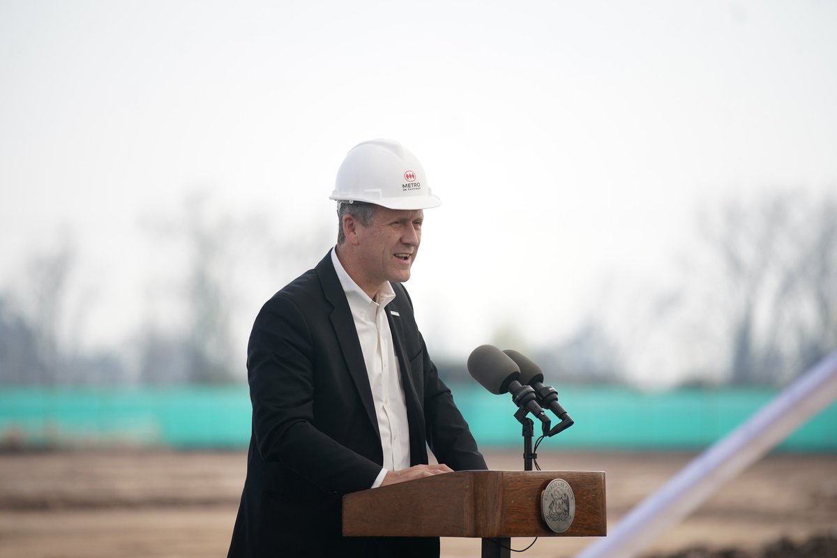 GobiernodeChile's tweet image. ¡Se inicia la construcción de la #Línea9 de @metrodesantiago! 🚇🚜

📍Desde La Pintana, el Presidente Gabriel Boric dio el vamos al proyecto que conectará por primera vez dicha comuna con la red subterránea, entregando una mejor calidad de vida a más de 2 millones de personas.