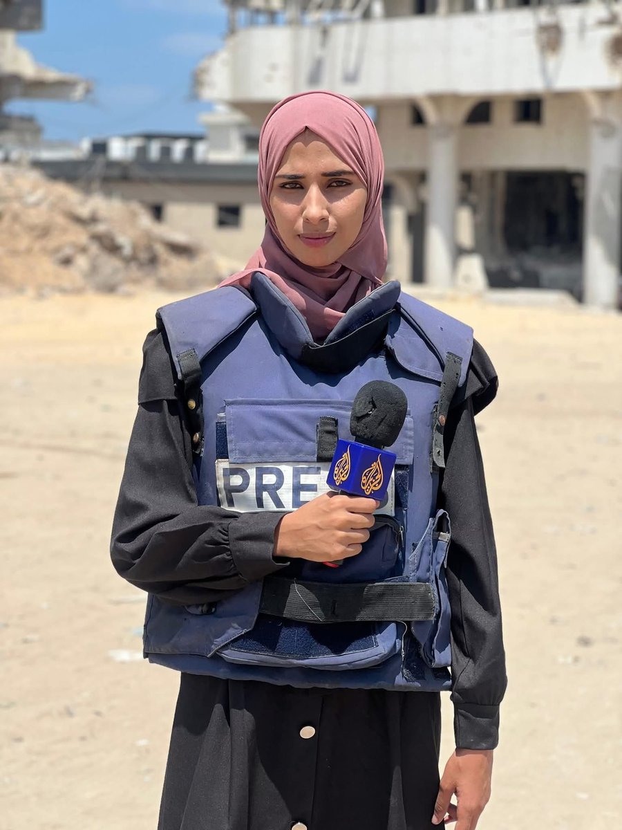 نور أبو ركبة 
بيتٌ مهَدَّم، أخٌ شـ ـ ـ ـهيد، ثم أخٌ شـ ـ ـ ـهيد، أخٌ شـ ـ ـ ـهيد، لم يبقوا لها أي أخ!..
 ٢٢ شهرًا تتنقل في مراكز النزوح #معسكر_جباليا، الفالوجا، الشيخ رضوان، النصر، ثم جباليا ثم النصر من جديد...
لها دورها في رعاية أبناء أخيها الأيتام الذين أصيبت والدتهم في ظهرها