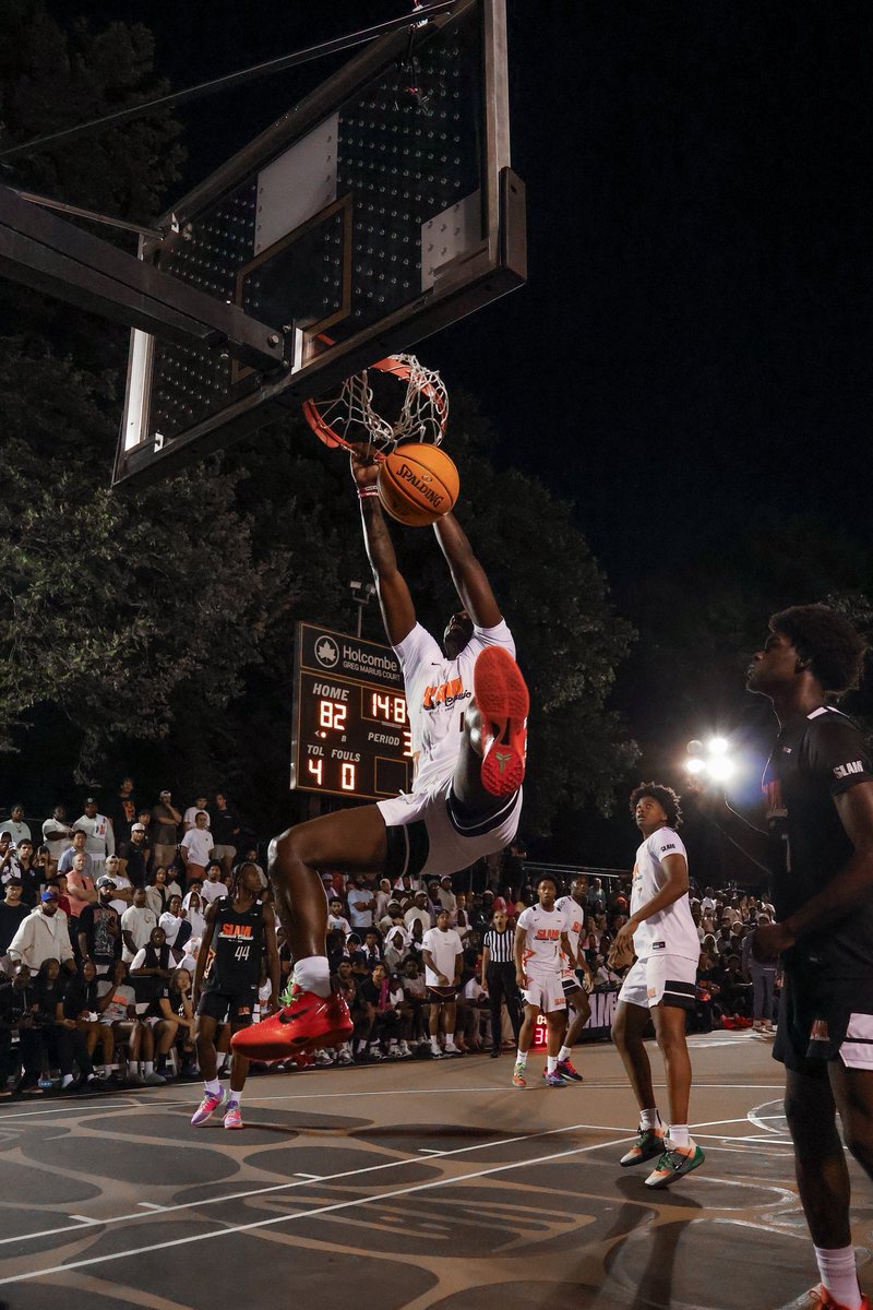 Spalding's tweet image. Something was in the AIR at Rucker Park 😮‍💨🛫

#Spalding #AlwaysBuilding #SLAM #MadeForTheGame