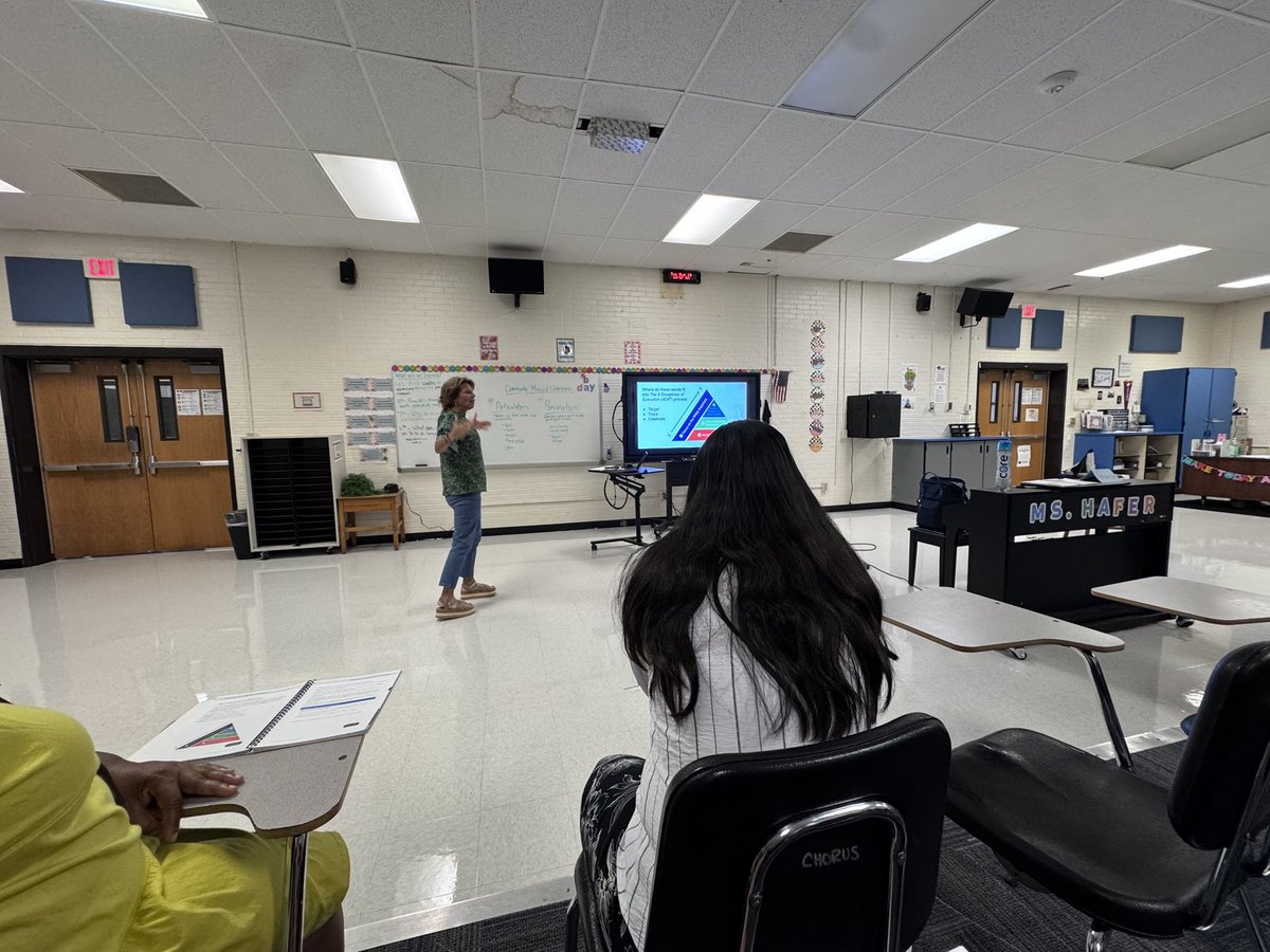 ChristmasRowe's tweet photo. Leader in Me discussion on the 4DX. Each grade level, related arts, and world language team discussed how to “Target. Track. Celebrate.” 📉 🎉 @smfalcons @JPersinski @leaderinme https://t.co/WCXWZ9MuUY