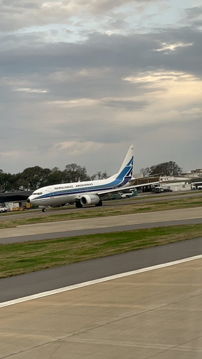 iarestaldi's tweet image. Qué lindo estar despegando y te encontras con el retro excelente vuelo a Paraná ! 💙🤍@vickyulf @Aerolineas_AR @A4KikeLippi