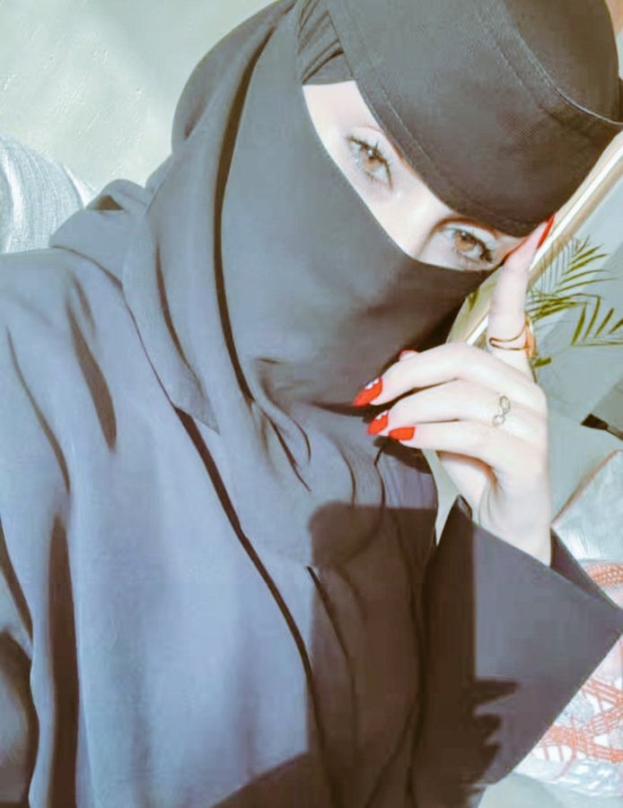 ليتك  بقلبي  عايش  زحمة  الشوق 
وتعذر   إحساسي   لا قلت  مشتاق 
  
مشتاق لك  بالحيل  يا أعز  مخلوق 
مشتاق لك شوقن غلب شوق عشاق ,,❤️