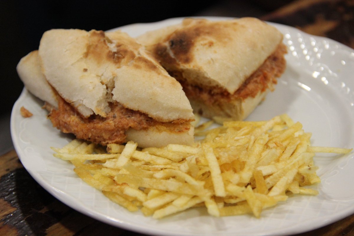 🍞🍖 Descubre el auténtico sabor sevillano con nuestro clásico montadito de pringá. ¡Simple, sabroso y lleno de tradición! 🇪🇸😋 ¡Una explosión de sabores en cada bocado! 🥪🌟😍

📍 #BodegaGongora
☎️ 954221119 o 609542776
📌 bodegagongora.com

#restaurantes #Sevilla #tapas