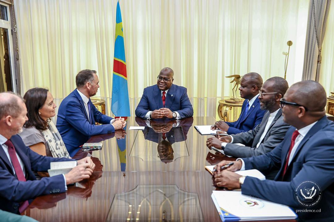 Presidence_RDC's tweet photo. En tournée politique et humanitaire dans 4 pays de l’Afrique centrale et orientale, le vice-Premier ministre, ministre belge des Affaires étrangères, des Affaires européennes et de la Coopération au développement, Maxime Prévôt, a été reçu ce mardi à la Cité de l’Union africaine par le Président de la République, Félix Antoine Tshisekedi.

À l’issue de leur entretien de près de deux heures, M. Prévot a réaffirmé l’engagement ferme de la Belgique, et plus largement de l’Union européenne (UE), dans les efforts de paix menés par la République Démocratique du Congo (RDC). Sur un ton grave, il a en substance déclaré que la Belgique veut remettre le conflit militaire de la RDC dans l’agenda européen.
https://t.co/sDCYPqdK1i