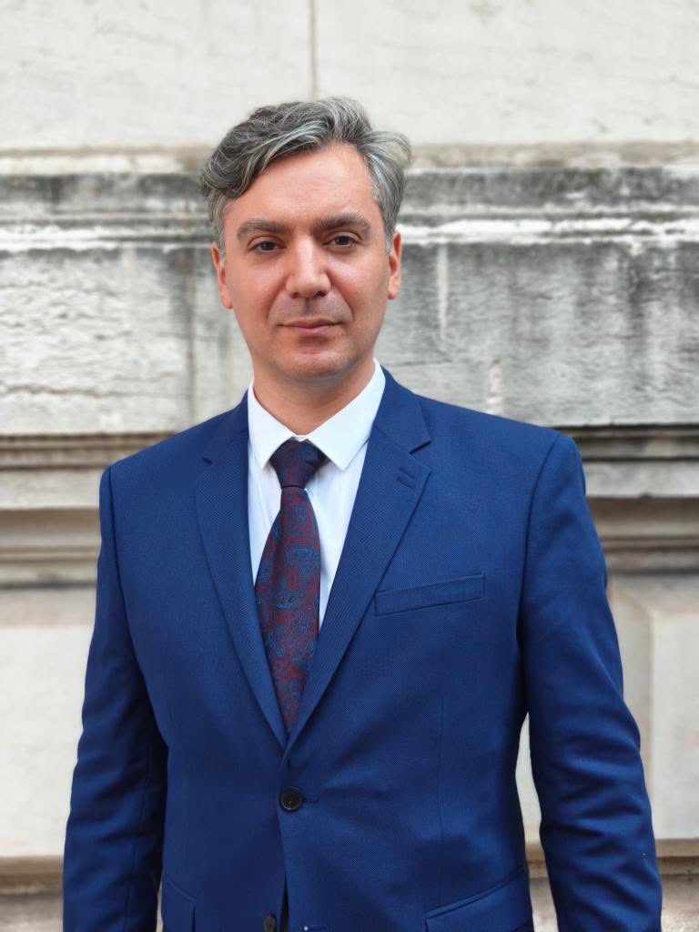 Pierre Grenier (@pierregrenier1) on Twitter photo Suite à des annulations de tournage,
Ce comedien de 40 ans en costume bleu a besoin de trouver et faire 15 CACHETS d’intermittent avant le 25 octobre ! #galère
Si vous aimez mon travail, je prends tout ce qui passe:
grenierpier@gmail.com
Bande démo:
youtu.be/wMJuUS3i85I?si… Suite à des annulations de tournage,
Ce comedien de 40 ans en costume bleu a besoin de trouver et faire 15 CACHETS d’intermittent avant le 25 octobre ! #galère
Si vous aimez mon travail, je prends tout ce qui passe:
grenierpier@gmail.com
Bande démo:
youtu.be/wMJuUS3i85I?si…