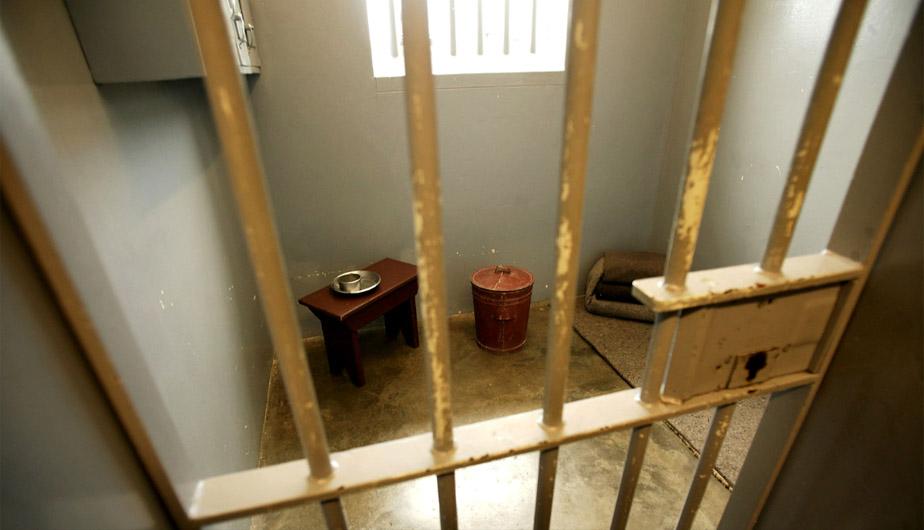 Nelson Mandela estuvo preso 27 años y pasó situaciones inimaginables.

Lo único que le dio fuerzas para resistir fue el poema "Invictus", una bellísima obra de carácter estoico.

Estos son sus 4 párrafos (las 2 últimas frases te pondrán el corazón ARDIENDO) 🧵👇