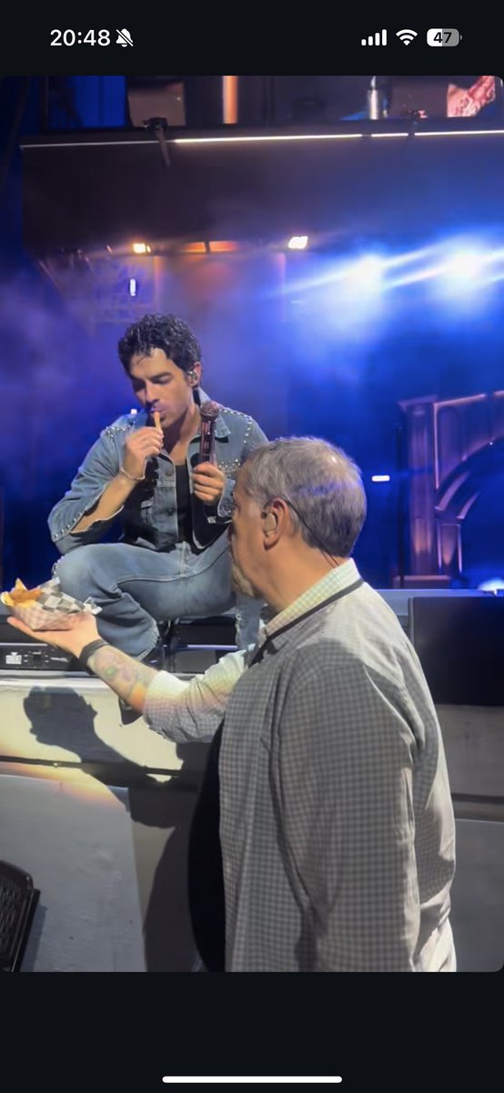 jonasbrasil's tweet photo. Joe Jonas comendo batatinha durante o show, esse é o tweet 🤣 https://t.co/TTX0Rp1k9O