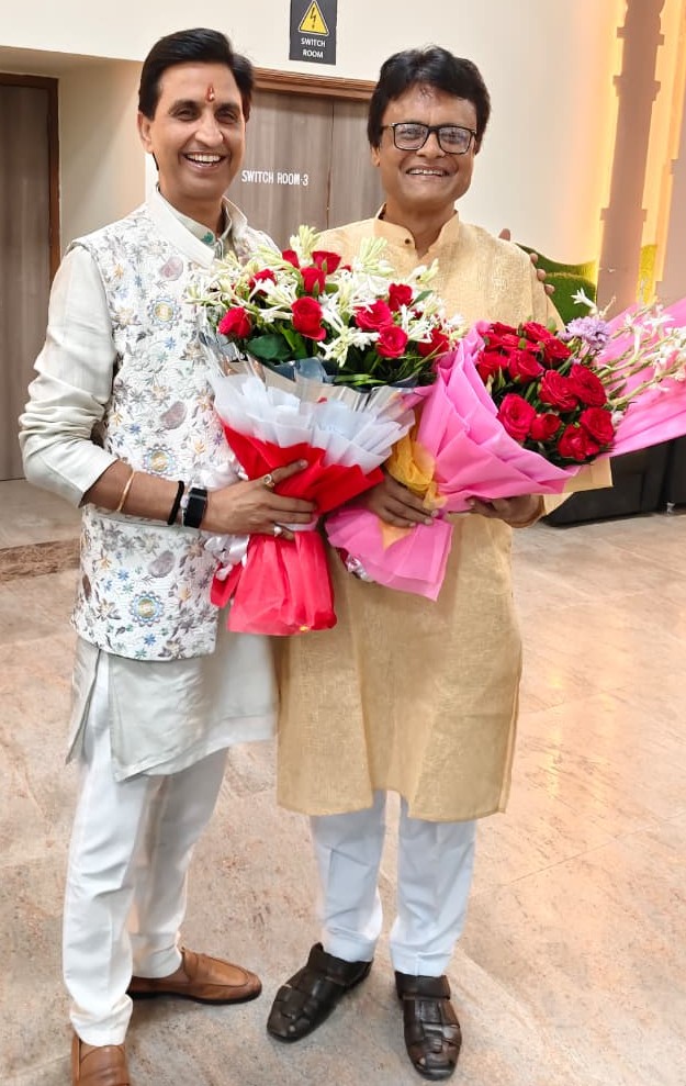 Vijay Manohar Tiwari (@vijaye9) on Twitter photo प्रख्यात कवि डॉ कुमार विश्वास मंगलवार शाम भोपाल पहुंचे. एयरपोर्ट पर माखनलाल चतुर्वेदी राष्ट्रीय पत्रकारिता एवं संचार विश्वविद्यालय के विद्यार्थियों की ओर से उनका स्वागत किया. वे कल विश्वविद्यालय में तीन दिवसीय "अभ्युदय" के शुभारम्भ सत्र में व्याख्यान देंगे...
<a href="/CMMadhyaPradesh/">Chief Minister, MP</a> प्रख्यात कवि डॉ कुमार विश्वास मंगलवार शाम भोपाल पहुंचे. एयरपोर्ट पर माखनलाल चतुर्वेदी राष्ट्रीय पत्रकारिता एवं संचार विश्वविद्यालय के विद्यार्थियों की ओर से उनका स्वागत किया. वे कल विश्वविद्यालय में तीन दिवसीय "अभ्युदय" के शुभारम्भ सत्र में व्याख्यान देंगे...
<a href="/CMMadhyaPradesh/">Chief Minister, MP</a>