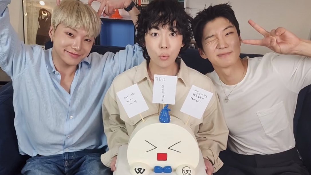 svtrsrjib's tweet photo. I hope and pray that the Universe will always be much gentler and kinder to Bigbang and Winner. Please always grant them happiness and peace 🥹💛💙 https://t.co/EUQs2vUD3i