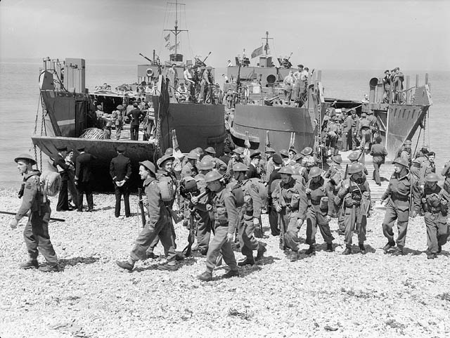In the early hours of August 19, 1942, Canadians faced one of the most difficult days in our military history. Before dawn, nearly 5,000 Canadians landed on the coast of France as part of #OperationJUBILEE. 1/5