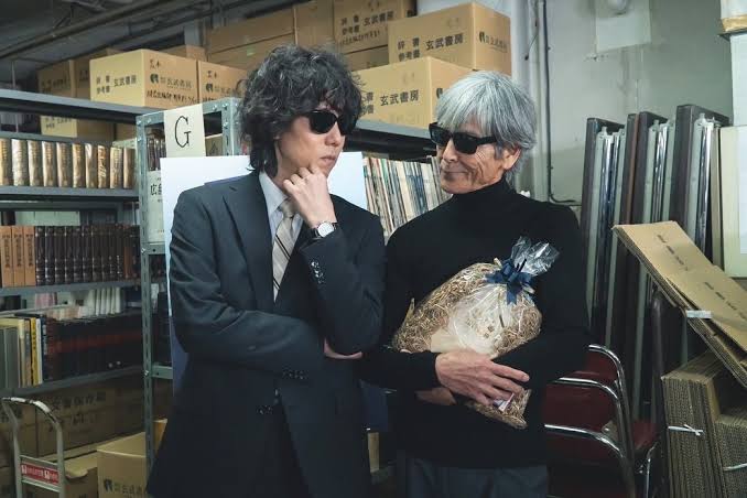 #舟を編む
『大渡海』めでたく刊行。
ドラマがクランクアップの時に、馬締光也を演じた野田洋次郎さんが『あぶない刑事』ファンということにちなみ、主要キャストでサングラスをかけて記念写真。
野田さんは柴田恭兵さんとツーショット。