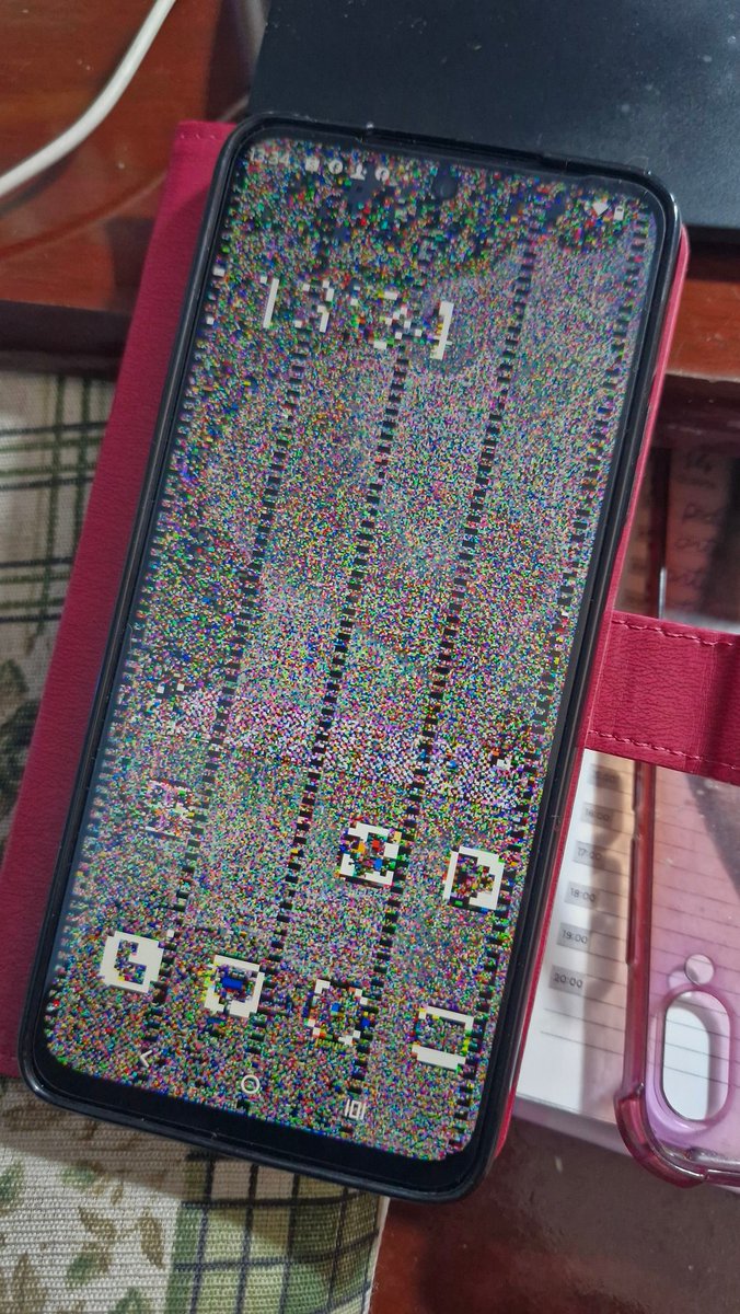 Thami ~ LOJA ABERTA💙✨ (@_thamirissoares) on Twitter photo Comprei o Moto G35 da <a href="/MotorolaBR/">Motorola Brasil 🇧🇷</a> e em menos de uma semana o celular ficou assim só vendo vídeo 🫠 Comprei o Moto G35 da <a href="/MotorolaBR/">Motorola Brasil 🇧🇷</a> e em menos de uma semana o celular ficou assim só vendo vídeo 🫠