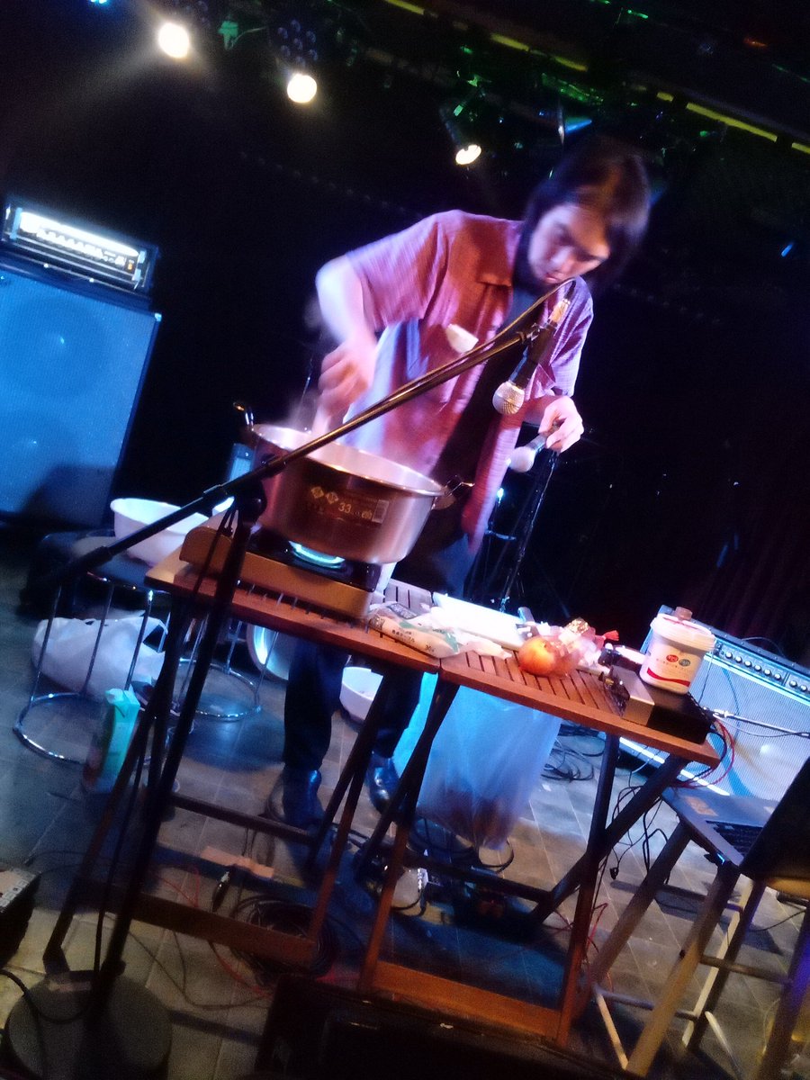 久々のノイズカレーさん。
ディレイだそうで、ミラクルな音作り。
鍋の蓋をするとバシッと音が止まるのが面白い。ボーカルも美声なのでした。
カレーはココナッツ、チキン、トマト、ぴーまんエリンギのノーブルで豪華なお味(*´ω｀*)
ネタだと思ってた人、驚愕のアンビエント。
#ノイズカレー