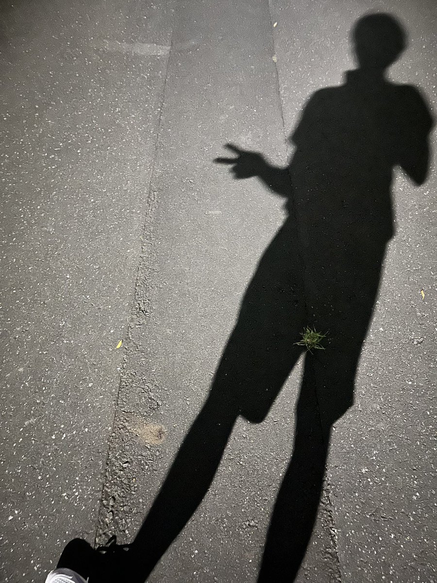 ねえ、君はまだ夏休みを走ってる？
僕は明日も病院の白い廊下で、腕の痛みに立ち止まるんだ。
蝉の声が遠くへ消えても、空だけは青く透きとおっていて、
僕だけこの世界から無職透明になったのさ、
僕の40歳の夏休みは、まだ終わりそうにないな。