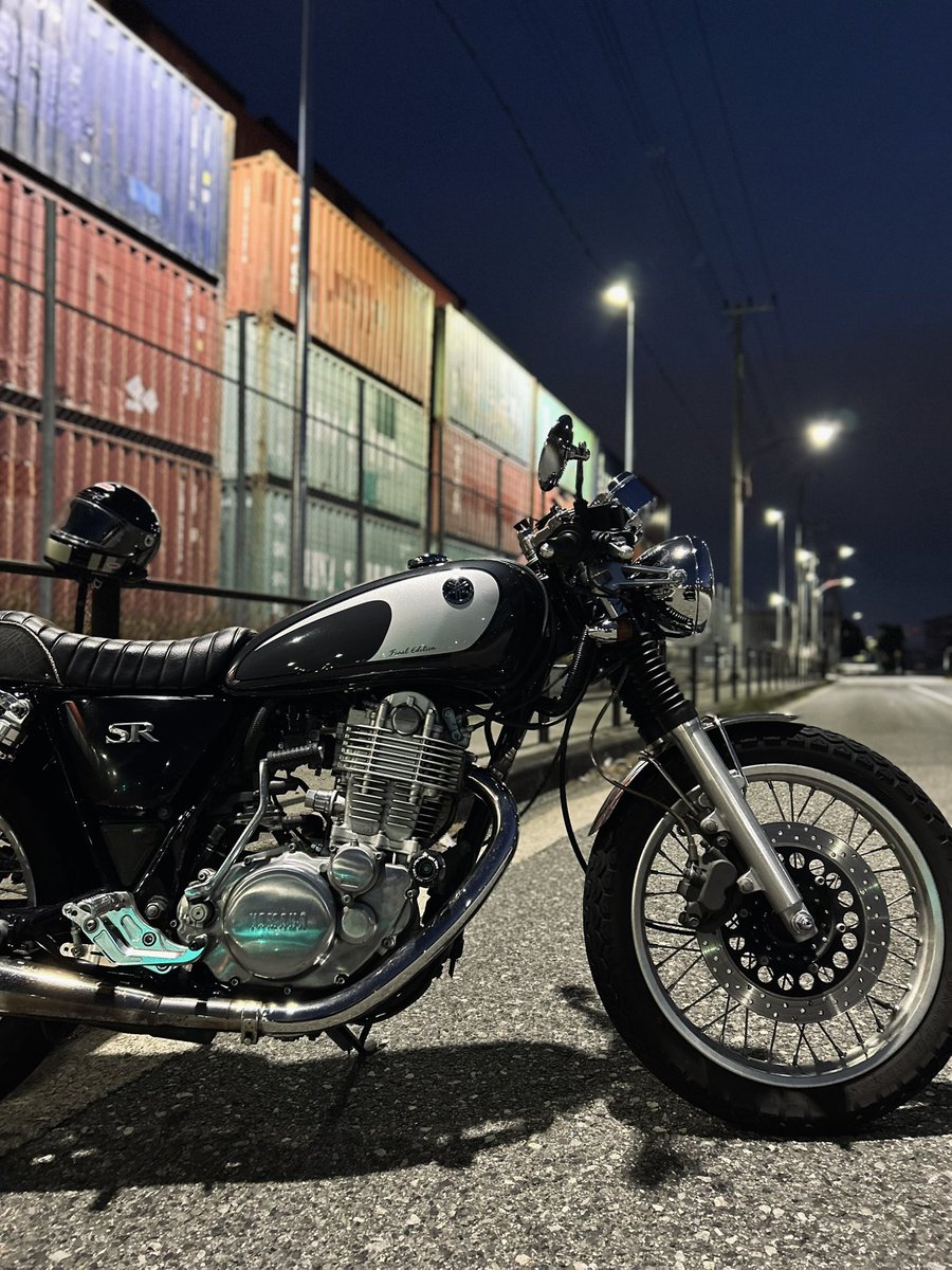 #バイクの日
ヘルメット越しの見知らぬ夜の街並みがたまにふと恋しくなる