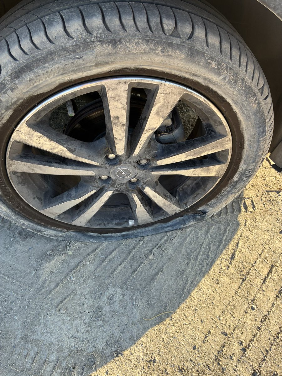 ppjhon's tweet photo. @Pesqueria_NL solucionen el problema de las rejas en carretera gran dinastía, varios carros con llantas tronadas incluyendo la mía 🫤 https://t.co/TiiC9S3D7T