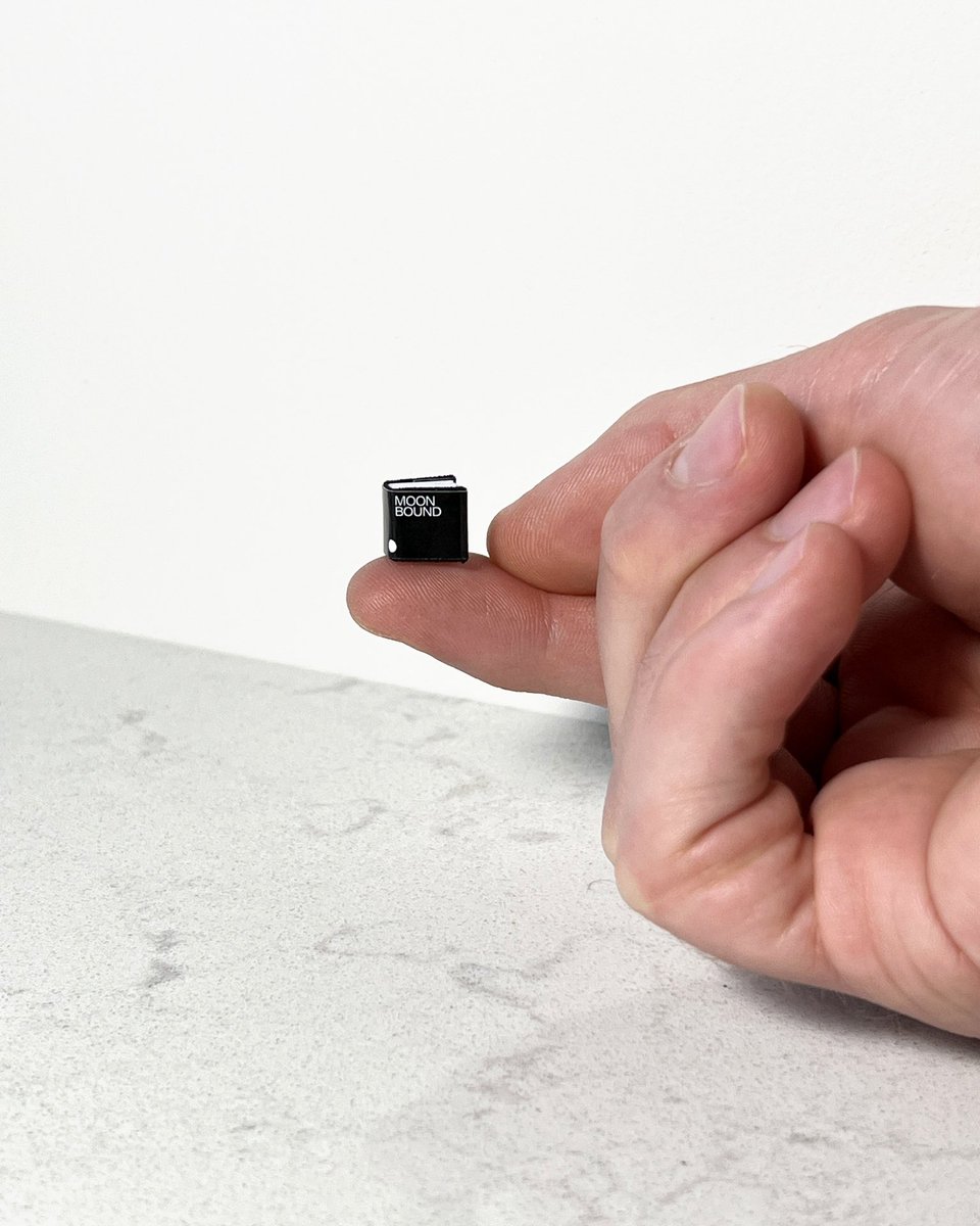 J’ai l’honneur de vous annoncer que mon texte voyagera vers la #Lune lors de la prochaine mission de la <a href="/NASA/">NASA</a> dans Moonbound de <a href="/MoonGalleryEU/">Moon Gallery Foundation</a> 

Ce petit 📖 de 1cm3 rejoindra bientôt le pôle sud de la 🌖

Bravo aux artistes sélectionnés dans le monde entier

#nasa #moon #space