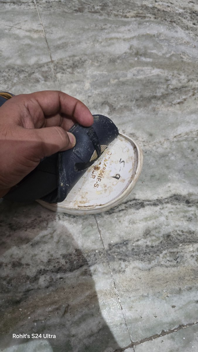 khanjarwale's tweet image. Hi @SkechersIndia, I'm disappointed with the quality of my slippers bought from Myntra on July 9th. They've worn out in just one month. Your customer service policy on replacements is unfair and will cost me an extra ₹756. Please help resolve this. #Skechers #BadCustomerService