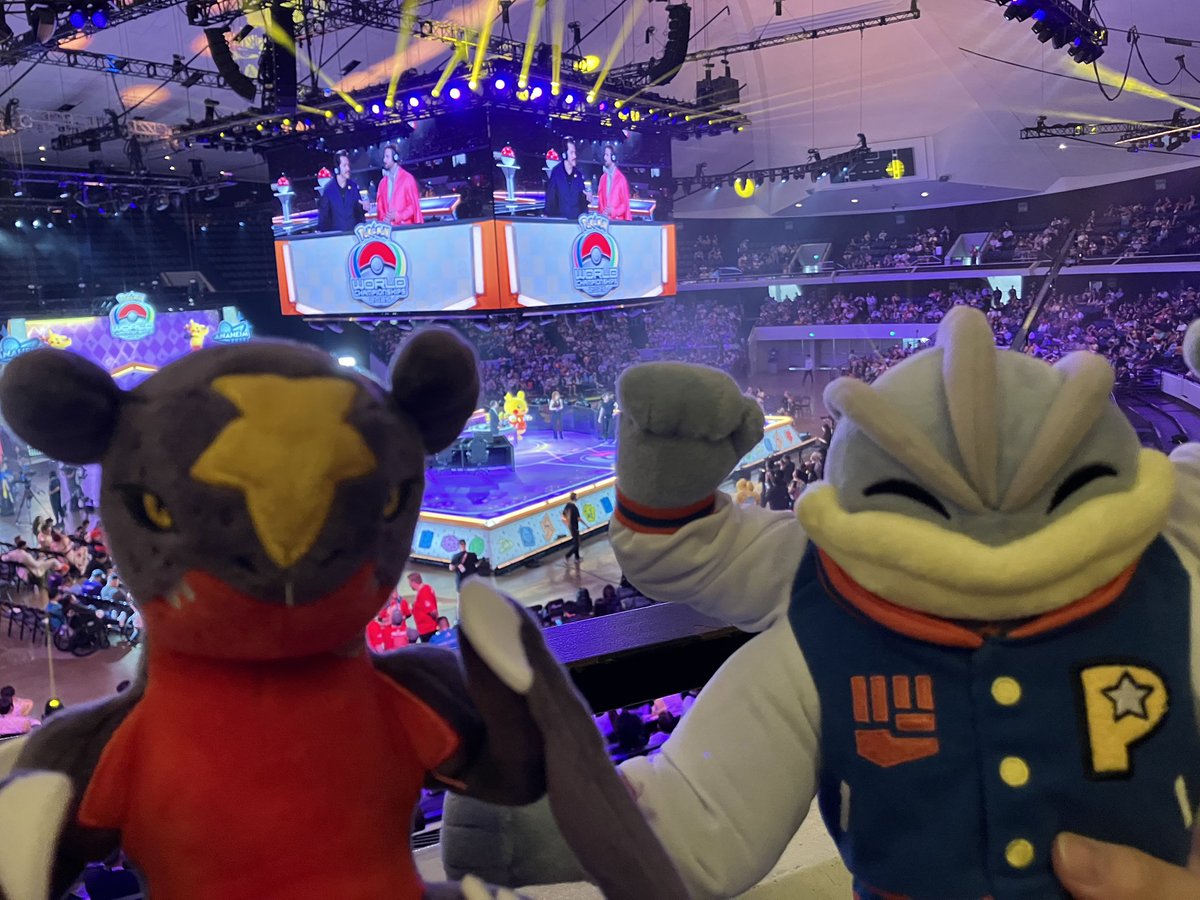 tooiikara's tweet image. ポケモンWCS2025、貴重な体験をたくさんさせていただきました！

①パネルセッションとサイン会。たくさんのご来場ありがとうございました🙇‍♂️

②決勝戦の観戦🎊

③ななっぷるさん🍎にタルップルAR🍎を持っていただけた記念

④「こちらをご覧ください」中の石原さん🫱

#PokemonWorlds #WCS2025