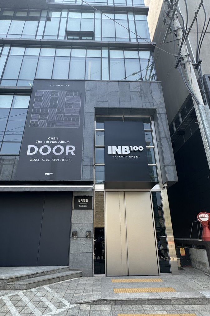 kyoongluverz's tweet photo. THE CEO                               THE COMPANY https://t.co/JPkdoClK9Z