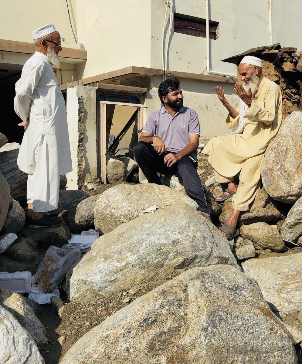 یہ دونوں بزرگ بابا جی بھائی ہیں دونوں کے گھر پانی میں بہہ گئے 
لیکن حوصلہ اور ہمت اتنی کے بتا نہیں سکتا اللّٰہ پھر دے گا انشاءاللہ ❤️