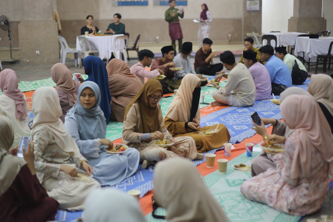 jasaclubiium's tweet photo. [RECAP] JASA MASS GATHERING: EID-TION

JASA Eid-tion, our Raya-themed mass gathering, brought the JASA family together in a festive open-house filled with laughter, games, and delicious delicacies. 
#JASA2526 #JASAEidtion #MassGathering https://t.co/oCd6I84Ke8