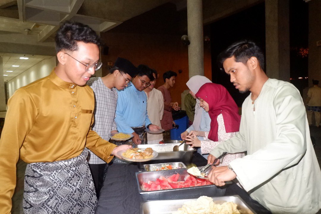 jasaclubiium's tweet photo. From heartfelt reunions to lively performances by IIUM Nafastari 
Dance Club and IIUM Malay Language and Literature Club, the day was a beautiful blend of joy and culture. https://t.co/g3Al9JTOYy