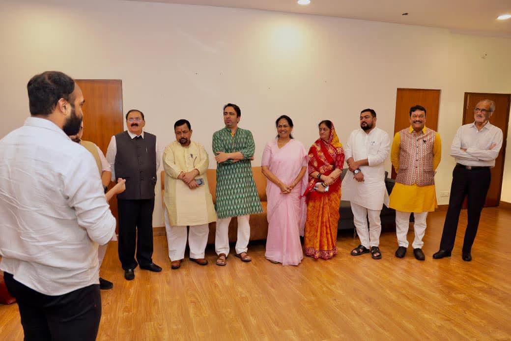 ShobhaBJP's tweet photo. Attended the meeting of NDA MPs at the residence of Hon’ble Minister of Skill Development & Entrepreneurship, Shri @jayantrld ji, 25 Tughlak Road, New Delhi. The discussions focused on strengthening coordination and enhancing our collective efforts towards national progress.

ಮಾನ್ಯ ಕೇಂದ್ರ ಕೌಶಲ್ಯಾಭಿವೃದ್ಧಿ ಮತ್ತು ಉದ್ಯಮಶೀಲತೆ ಸಚಿವರಾದ ಶ್ರೀ ಜಯಂತ್ ಚೌಧರಿ ಅವರ ನವದೆಹಲಿಯ ನಿವಾಸದಲ್ಲಿ ನಡೆದ ಎನ್‌ಡಿಎ ಸಂಸದರ ಸಭೆಯಲ್ಲಿ ಪಾಲ್ಗೊಳ್ಳಲಾಯಿತು. 

ಈ ಸಭೆಯಲ್ಲಿ, ಒಕ್ಕೂಟದ ಸಮನ್ವಯತೆಯನ್ನು ಬಲಪಡಿಸುವುದು ಮತ್ತು ರಾಷ್ಟ್ರೀಯ ಪ್ರಗತಿಗಾಗಿ ನಮ್ಮ ಸಾಮೂಹಿಕ ಪ್ರಯತ್ನಗಳನ್ನು ಮತ್ತಷ್ಟು ಶಕ್ತಿಯುತವಾಗಿ ಮುಂದುವರೆಸುವ ಬಗ್ಗೆ ಚರ್ಚಿಸಲಾಯಿತು.