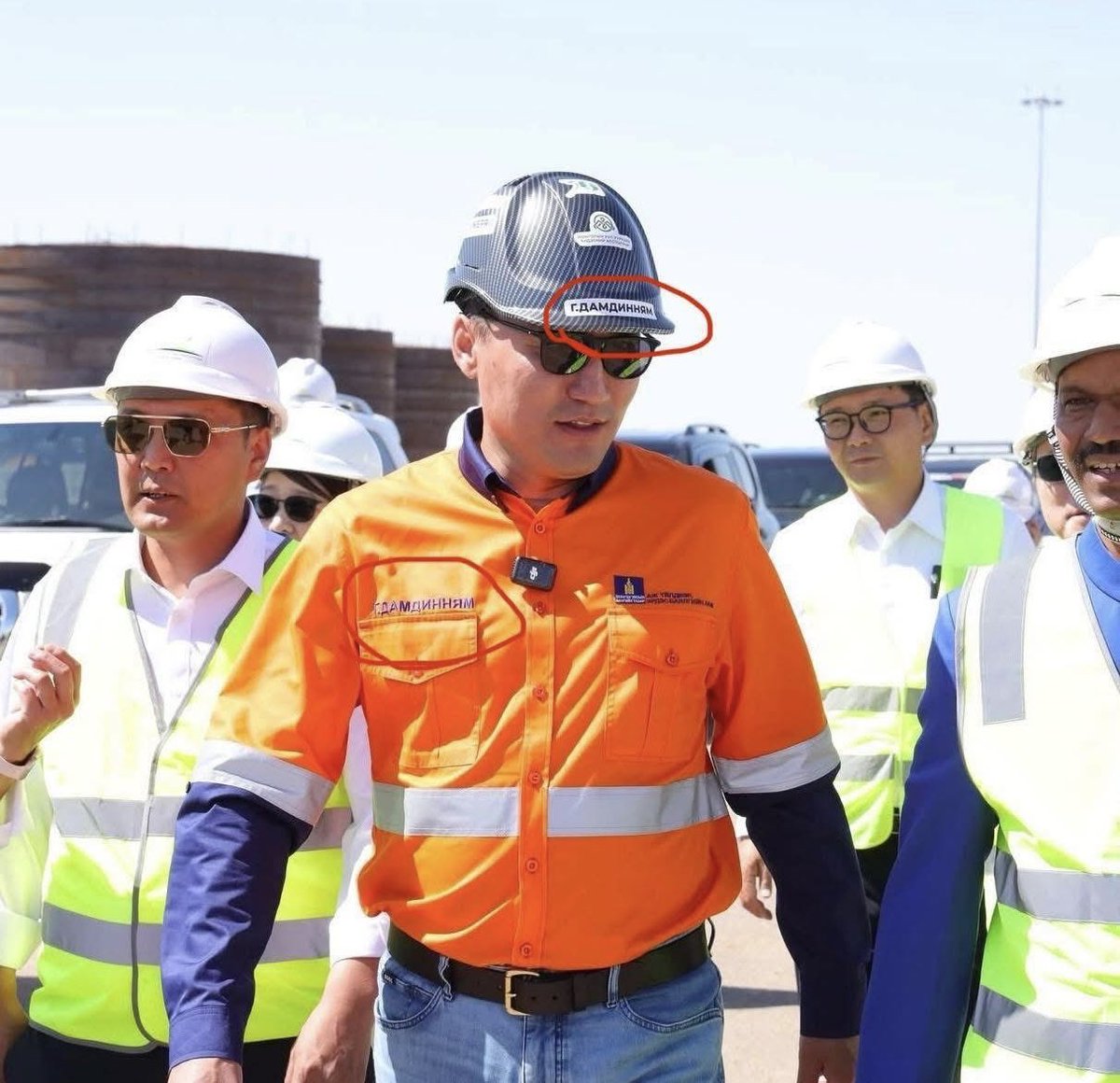 Уурхайчид хэдэн мянган ижилхэн каскаа солихгүйн тулд нэрээ заавал бичих ёстойм юм бол тэр арынх нь хүмүүс яагаад бичээгүй юм бол
Бас сайдын хэлснээр элдэв асуудал үүсэхэд энэ хүмүүсийг танихгүй өнгөрөөх нь 😌
Нээрээ өмнө нь цагдаа нар гишүүнээ танихгүй дохиж алдас болсон бил үү