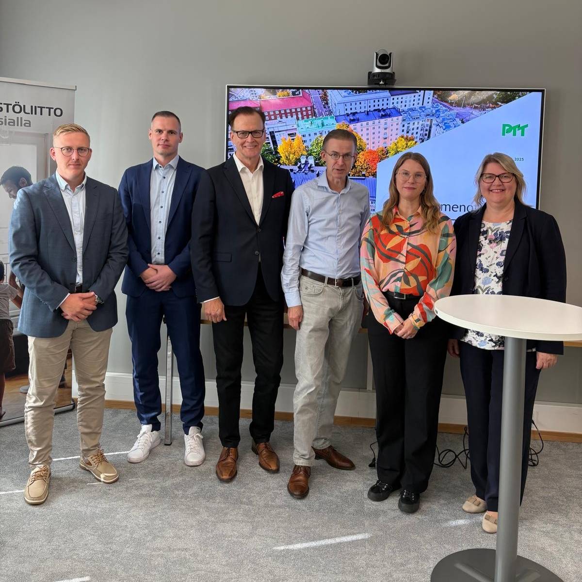 Asumismenot supistuvat tänä vuonna keskimäärin vajaan prosentin, selviää Kiinteistöliiton ja Omakotiliiton PTT:llä teettämästä selvityksestä. Kulujen alenemiseen on vaikuttanut korkomenojen sekä sähkön ja öljyn hinnan lasku. #asumismenot omakotiliitto.fi/tutkimukset/20…