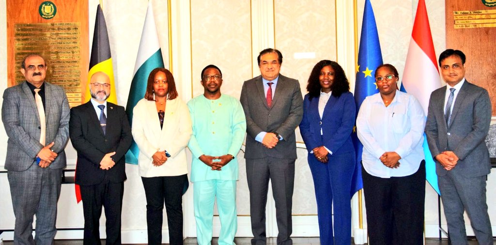 PakinBrussels's tweet photo. 🇸🇱 Sierra Leone’s new Ambassador to Brussels, H.E. Philip Bob Jusu, called on Amb @rahimhayat.
Both sides reaffirmed cordial diplomatic ties and explored avenues for mutual collaboration at 🇧🇪 & 🇪🇺 levels.
🇵🇰🤝🇸🇱
@ForeignOfficePk 
@MoIB_Official 
@epwing_official 
@appcsocialmedia 
@PTVNewsOfficial