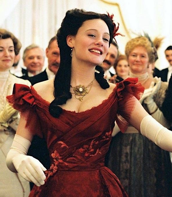 Christian & Vincent (@garconsofficiel) on Twitter photo Autant en apporte Ozon…
Romola Garai est Angel Deverell dans “Angel” (F Ozon 2007) Ozon ausculte les rapports entre l’inspiration, le processus de création & la réception de l’œuvre, double le tout d’une réflexion esthétique et signe là un de ses meilleurs films <a href="/philippe_rouyer/">Philippe Rouyer</a> Autant en apporte Ozon…
Romola Garai est Angel Deverell dans “Angel” (F Ozon 2007) Ozon ausculte les rapports entre l’inspiration, le processus de création & la réception de l’œuvre, double le tout d’une réflexion esthétique et signe là un de ses meilleurs films <a href="/philippe_rouyer/">Philippe Rouyer</a>