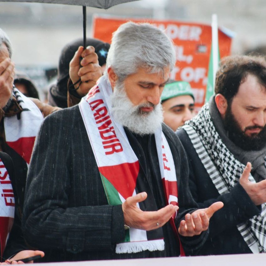 Ya Rabbi, dünyanın dört bir tarafında senin medeniyetini yeniden kurabilmek için gayret gösteren bütün kardeşlerimize yardım eyle. Ya Rabbi, Filistin'e yardım eyle. Ya Rabbi, Filistin'i sen muhafaza eyle. Ya Rabbi, Müslümanları gıdasız, ilaçsız, silahsız, yardımsız bırakma.