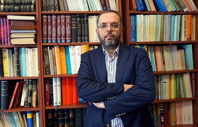 Türk’lüğü savunur.
Osmanlı’ya ve İslam’a sahip çıkar.
Ülkenin eğitim sorunlarını çekinmeden konuşur.
Evlilik yaşının yükseldiğini belirtir.
Nüfus sorununu tek başına gündem yapar.
Gereksiz üniversiteleri kapatmak ister.

İMPARATOR