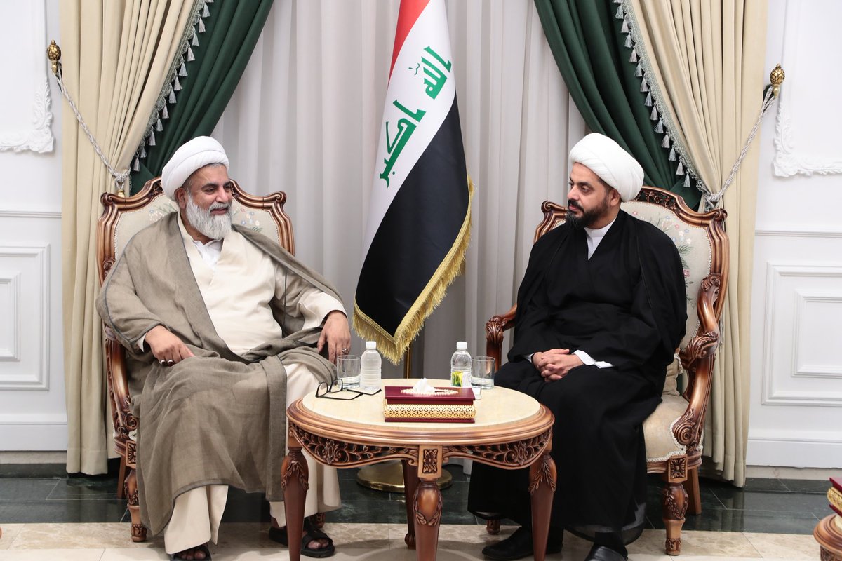 khazalimedia's tweet photo. الشيخ الأمين يستقبلُ وفدَ حزبِ وحدةِ المسلمين الباكستانيِّ ويُشيدُ بمشاركتِهم الفاعلةِ في زيارةِ الأربعين

استقبلَ الأمينُ العامُّ لحركةِ عصائبِ أهل الحق سماحة الشَّيخ قيس الخزعلي، وفدَ حزبِ وحدةِ المسلمين في باكستان برئاسةِ أمينِه العامِّ سماحةَ العلَّامةِ الشَّيخ راجا ناصر عباس جعفري.
وبحثَ الجانبان العلاقاتِ الثنائيَّةَ بينَ العراق وباكستان، وسبلَ تطويرِها بما يخدمُ المصالحَ المشتركةَ للشعبين الشقيقين.
وأشادَ الشَّيخُ الخزعلي بالحضورِ المتميِّزِ والواسعِ لمحبِّي أهلِ البيتِ (عليهمُ السَّلام) من أبناءِ الشعبِ الباكستانيِّ في زيارةِ الأربعين، مُؤكِّداً أنَّ هذه المشاركةَ تُجسِّدُ ملتقىً إسلاميّاً جامعاً يُعزِّزُ من روحِ الوحدةِ والتلاحمِ بينَ الشُّعوب.
كما تناولَ اللقاءُ مستجداتِ الأوضاعِ في فلسطين، حيثُ أدانَ الطرفان المجازرَ المستمرَّةَ بحقِّ أبناءِ غزَّة، وشدَّدا على ضرورةِ تحرُّكِ الدُّولِ الإسلاميَّةِ بشكلٍ جادٍّ وفاعلٍ لمواجهةِ مشاريعِ التوسُّعِ الصهيوني، ومحاولاتِ فرضِ ما يُسمَّى بـ “دولةِ إسرائيلَ الكبرى”.