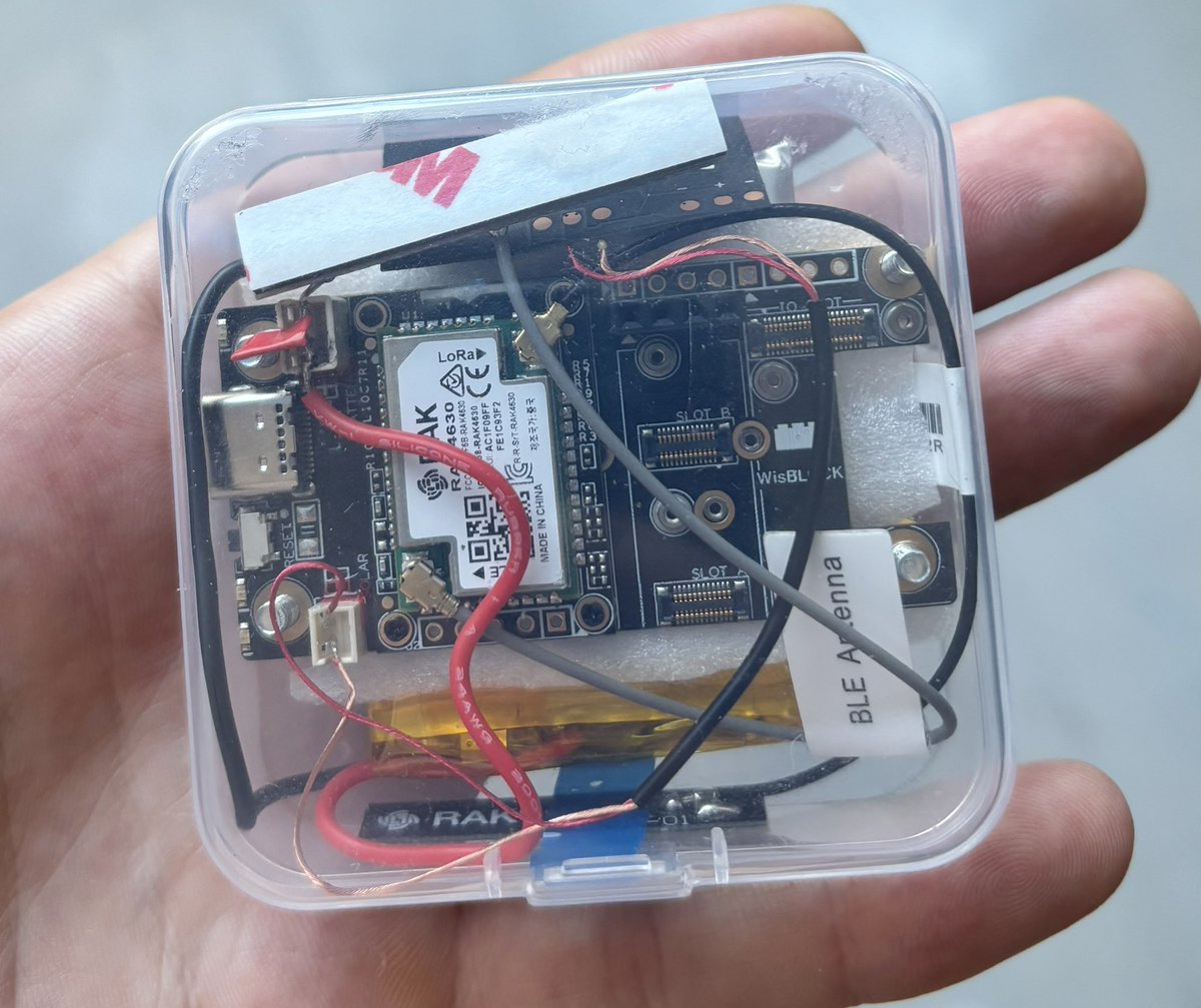 First attempt for a pocket node. Transparent tech is the best, but some tidying is necessary. 😅
Wireless charging, magSafe, 10+ days on a battery.
#RAK #Meshtastic #LoRa