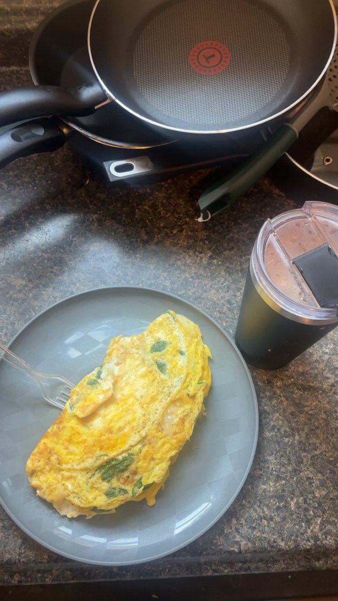 Spinach and cheese omelette with some coffee + protein powder. Ladies I can cook hmu