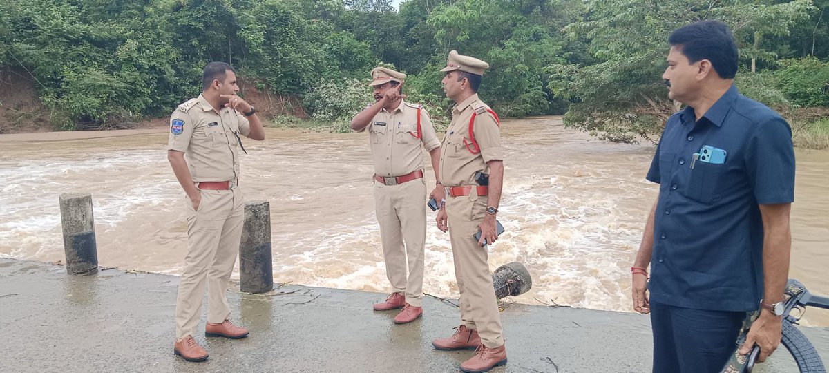 జిల్లాలో భారీ వర్షాలు కురుస్తున్న నేపధ్యంలో  మహాముత్తారం మండలంలోని పెగడపల్లి సమీపంలో ప్రవహిస్తున్న #పెద్దవాగును, అలాగే  #అలుగువాగు పరిశీలన. ప్రజలు ప్రమాదాల బారిన పడకుండా #రక్షణ చర్యలతో పాటు, #అప్రమత్తం చేయాలని పోలీసులకు ఆదేశం.<a href="/TelanganaDGP/">DGP TELANGANA POLICE</a> <a href="/TelanganaCOPs/">Telangana Police</a>