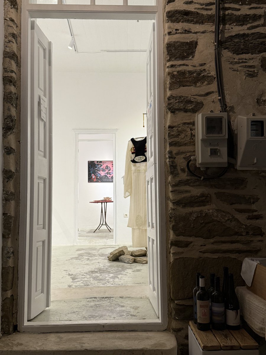 Schinoussa 🇬🇷 has a premium image, for no apparent reason. Yes, a nice serrated coastline with views of nearby islets, sandy beaches, outnumbered though by million-$ yachts. 
Elsewhere the island is dusty and shabby. Still, we managed to find a fine restaurant with good wine…