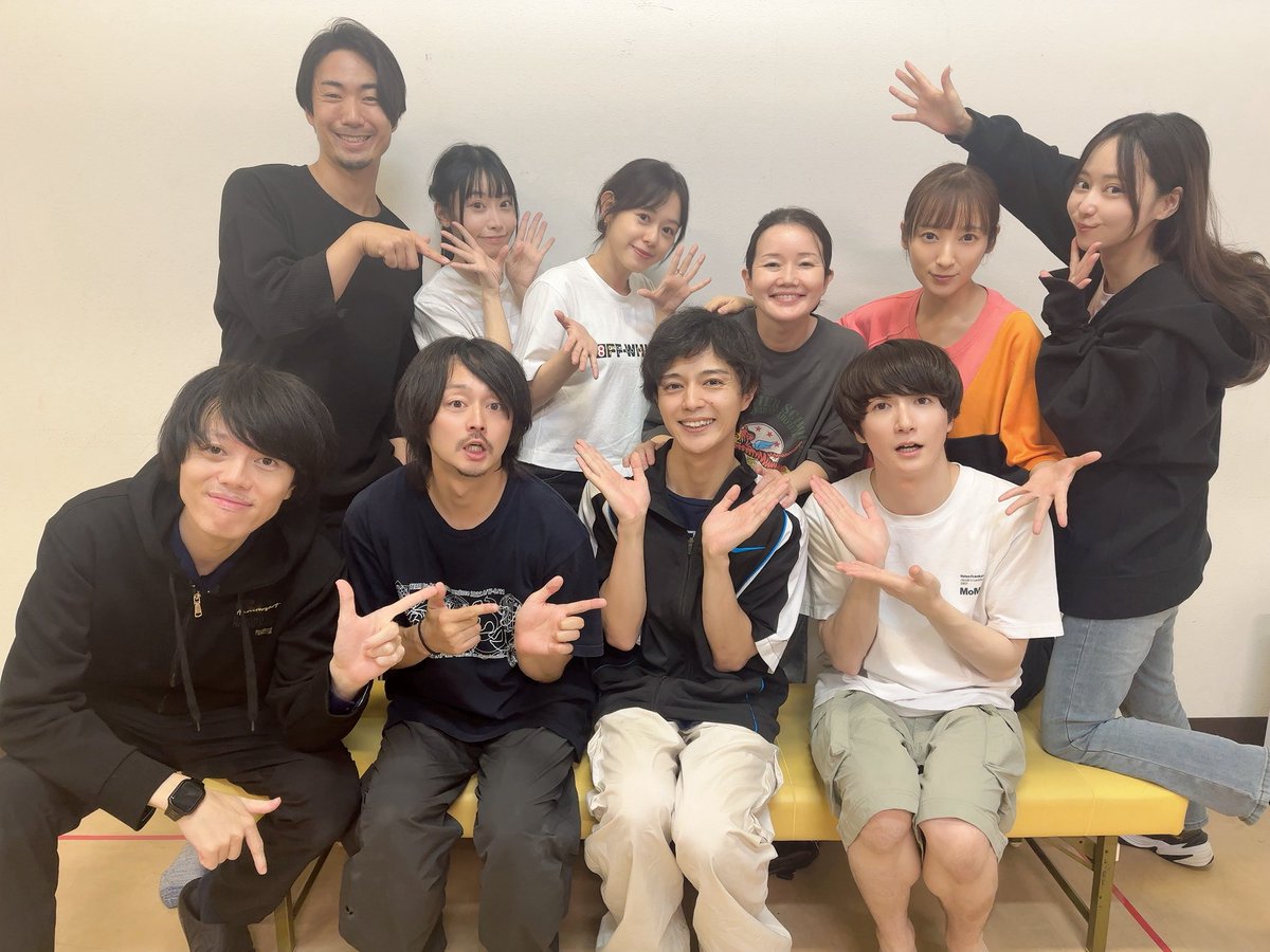 今日で鵜飼さんのアンダーを務めてくださっていた松田くんがラストでした！

マスターの台詞や動きを完璧に覚えてずっと座組を支えてくださりました！！本当に本当にありがとうございました！！！！

明日から遂に鵜飼主水さん合流！！
座組皆で鵜飼さんを支えますぞ！！！！
 #喫茶サザンクロス