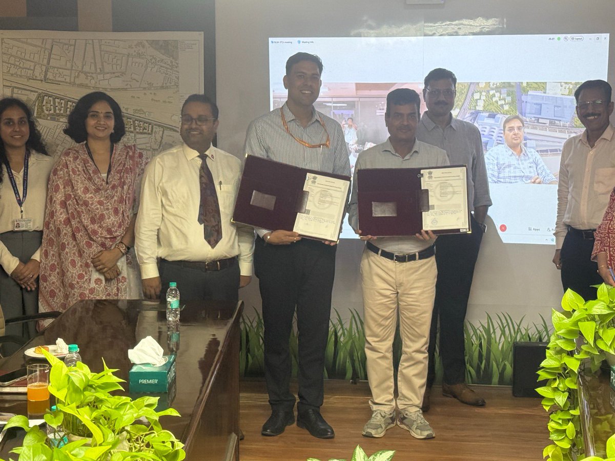 Proud moment as <a href="/IRFC_1986/">Indian Railway Finance Corporation Limited</a> extends financing support of ₹199.70 Cr to Surat Integrated #Transportation Development Corporation Ltd for developing India’s first international-standard Multi-Modal Transport Hub at #Surat. A leap forward for nation-building.

<a href="/RailMinIndia/">Ministry of Railways</a>