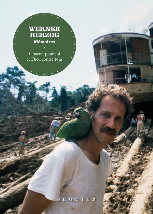 Terminé les mémoires de Werner Herzog.  C’est sans surprise une passionnante plongée dans la vie d’un des artistes les plus incroyables au monde, homme aux mille et une histoires. Genre le mec il t’expédie en trois lignes la fois où enfant il a été enlevé par une sorcière