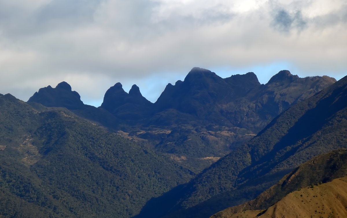 Estos son los cerros entre el Parque Nacional #Podocarpus y el Parque Nacional #Yacuri entre #Loja y #ZamoraChinchipe Puedes verlos en un día despejado desde el #Mandango en #Vilcabamba